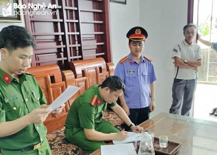  Cơ quan Cảnh sát điều tra khám xét nơi ở của các bị can trong vụ án tham ô tài sản xảy ra tại Quỹ Tín dụng nhân dân xã Nghi Hoa, huyện Nghi Lộc. Ảnh: VKSND tỉnh Nghệ An 