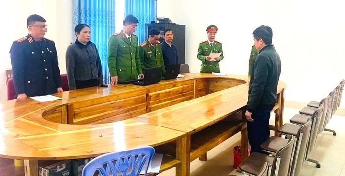  Cơ quan chức năng tống đạt quyết định khởi tố vụ án, khởi tố bị can và ra lệnh bắt tạm giam đối với ông Hà Thắm Cảnh nguyên Hiệu trưởng Trường PTDTBT Tiểu học Tà Cạ. Ảnh tư liệu: Hồng Ngọc 