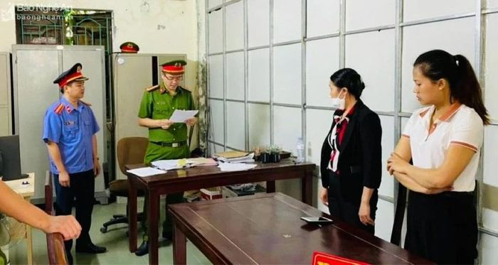  Cơ quan Cảnh sát điều tra tống đạt quyết định khởi tố các bị can trong vụ án tham ô tài sản xảy ra tại Quỹ tín dụng nhân dân xã Nghi Hoa, huyện Nghi Lộc. Ảnh tư liệu: VKSND tỉnh Nghệ An. 