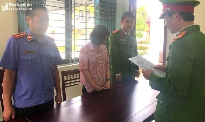  Cơ quan chức năng tống đạt quyết định khởi tố bị can đối với Hồ Thị Phượng nguyên kế toán Trường PTDTBT Tiểu học Tà Cạ về tội tham ô tài sản. Ảnh tư liệu: Hồng Ngọc 
