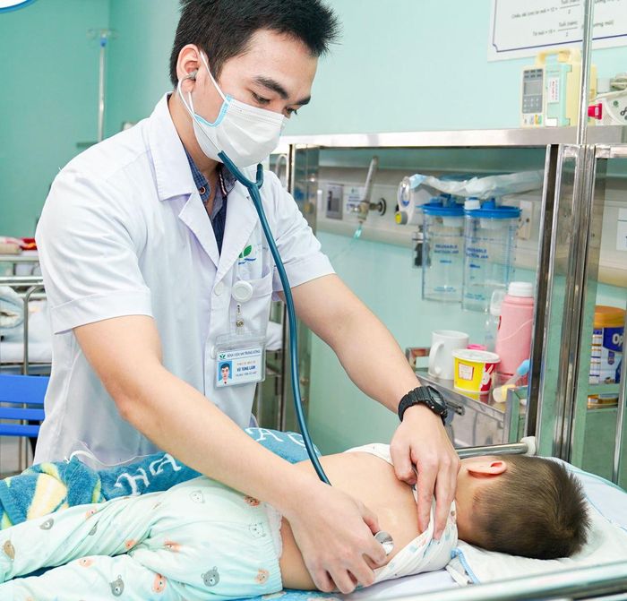 Trẻ nhập viện vì biến chứng hô hấp. Ảnh: BV