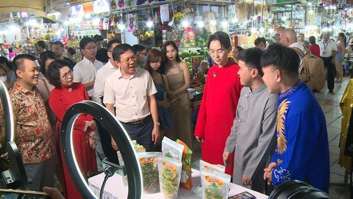 Lần đầu tiên, công nghệ đã thật sự tham gia vào thị trường tết thông qua các phiên bán hàng trực tuyến, livestream
