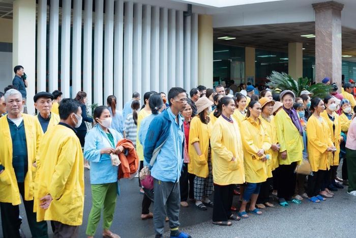 Rất nhiều bệnh nhân và người thân tại Bệnh viện Đa Khoa tỉnh Thanh Hóa tham gia Phiên chợ 0 đồng