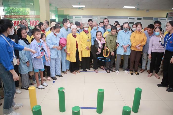 Bệnh nhân, người nhà bệnh nhân hào hứng tham gia trò chơi dân gian có thưởng