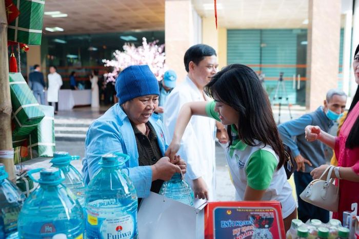 Bệnh nhân nhận những phần quà từ các gian hàng