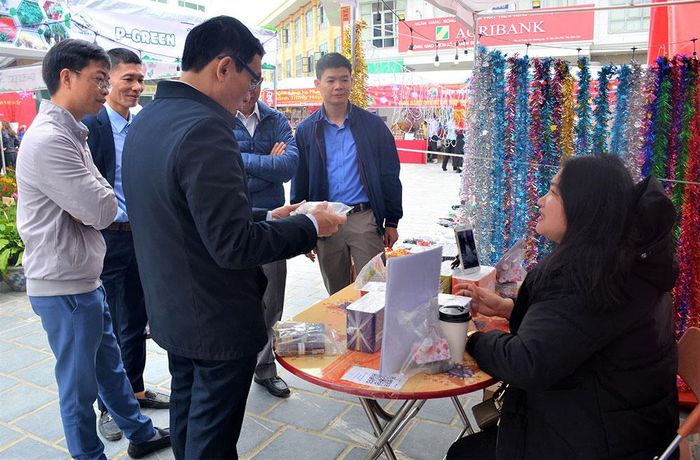 Đại biểu tham quan gian hàng phụ kiện trang trí tết và pháo hoa.