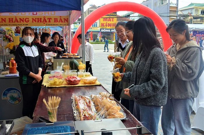 Gian hàng bày bán đồ uống và ăn vặt thu hút nhiều thực khách.