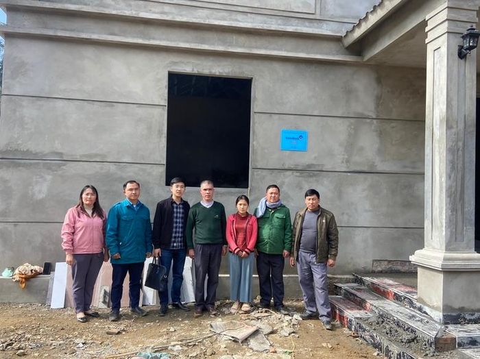  Bàn giao nhà cho các hộ nghèo. 