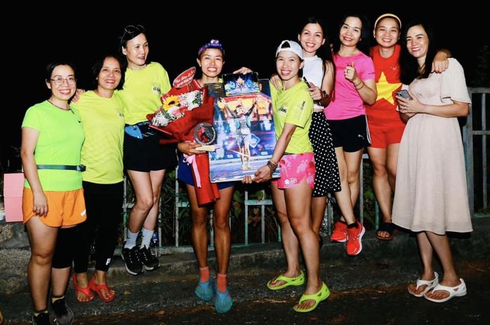 Chị Hằng trong buổi tối về đích hoàn thành cữ thứ 365 full Marathon trong một năm (Ảnh nhân vật cung cấp).