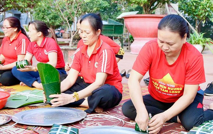 Các hội viên, tình nguyện viên cẩn thận gói từng chiếc bánh chưng yêu thương.