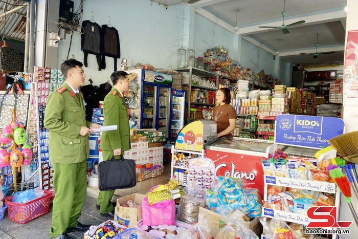Lực lượng Công an huyện kiểm tra phòng chống cháy nổ của cơ sở kinh doanh. 