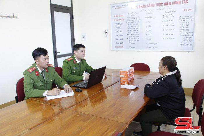 Phát hiện, xử lý người dân mua bán pháo hoa trái phép. 