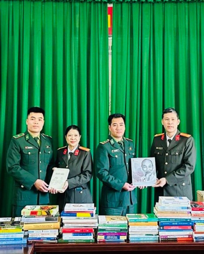 Trao tặng tủ sách cho Đồn biên phòng Chiềng On