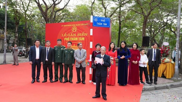 Ông Nguyễn Tuấn Khoa - con trai nhà thơ Thâm Tâm, đại diện gia đình phát biểu tại buổi Lễ gắn biển.