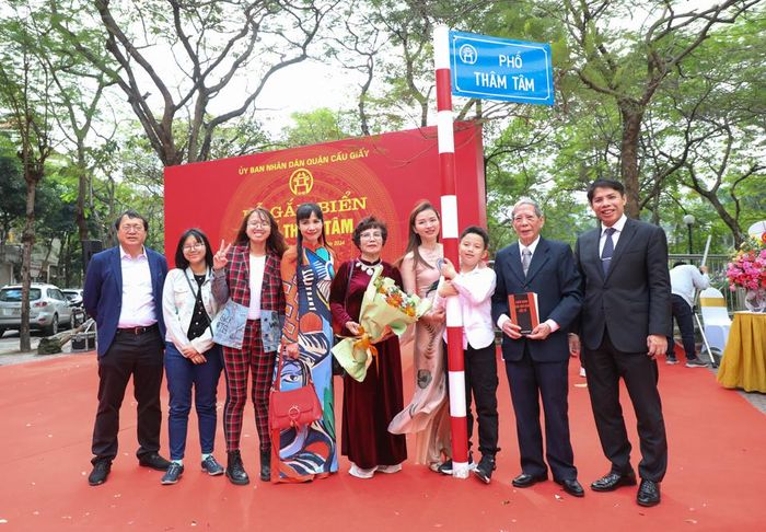 Gia đình nhà thơ Thâm Tâm tại biển tên phố mới mang tên danh nhân.