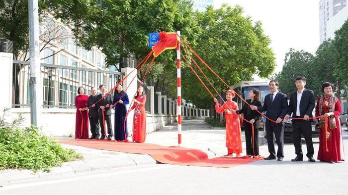 Nghi thức gắn biển phố Nguyễn Xuân Nham tại phường Yên Hòa, Cầu Giấy.