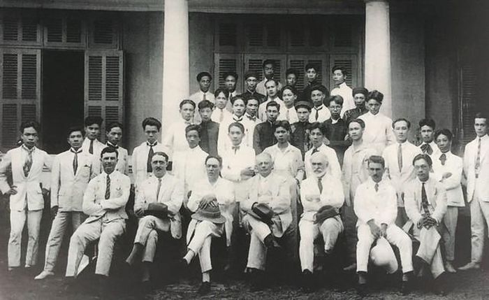 Hiệu trưởng Victor Tardieu (ngồi thứ 4 từ trái qua) cùng thầy trò và sinh viên trường Cao đẳng Mỹ thuật Đông Dương