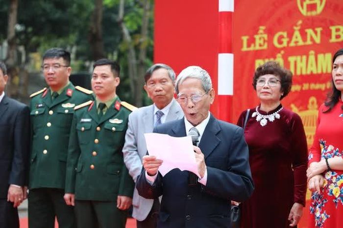 Ông Nguyễn Tuấn Khoa, con trai duy nhất của nhà thơ Thâm Tâm, phát biểu tại buổi lễ