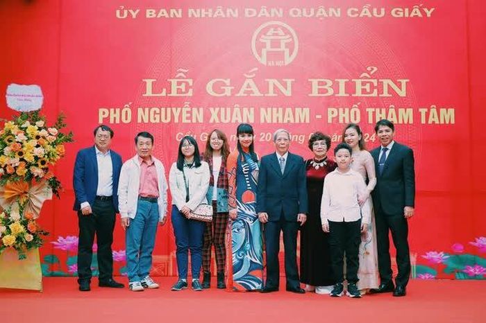Gia đình nhà thơ Thâm Tâm tại buổi lễ