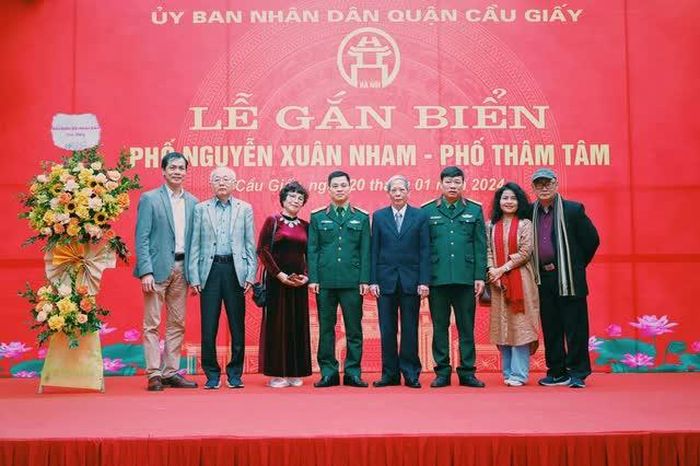 Các vị khách mời dự buổi Lễ gắn biển tên phố Thâm Tâm