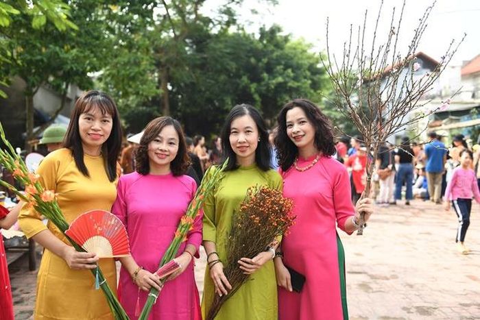 Đông đảo du khách mặc áo dài "check in" tại sự kiện