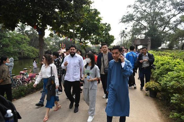 Đông đảo du khách tới trải nghiệm "Tết làng Việt" 2024