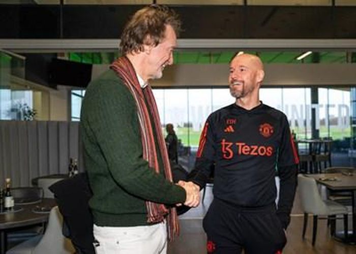 Tỷ phú Jim Ratcliffe (bên trái) trò chuyện cùng huấn luyện viên Erik ten Hag. Ảnh: Getty