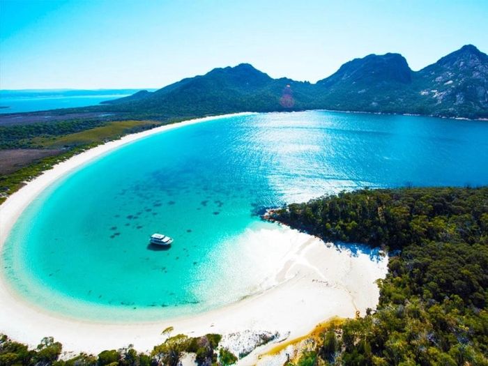 Tasmania còn có những bãi biển cát trắng với làn nước trong xanh. Nổi bật hơn hết là bãi biển ở Vịnh Wineglass. Ảnh: Great Australian Secret.