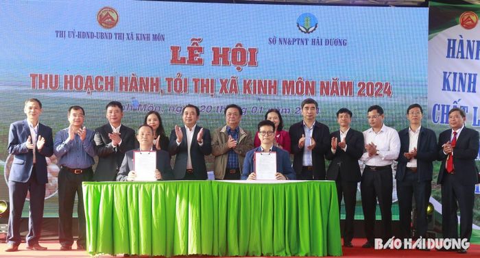  Các hợp tác xã dịch vụ nông nghiệp, doanh nghiệp thu mua, chế biến… ký kết biên bản ghi nhớ tiêu thụ hành, tỏi và nông sản tiêu biểu của thị xã Kinh Môn (Ảnh: Báo Hải Dương). 