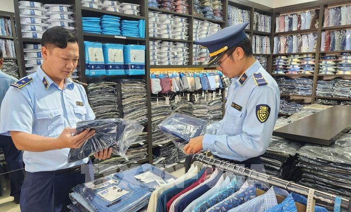 Đội quản lý thị trường Gia Lai kiểm tra đảm bảo nguồn gốc hàng hóa phục vụ người dân dịp Tết Nguyên đán Giáp Thìn 2024. Ảnh: Hoài Nam - TTXVN