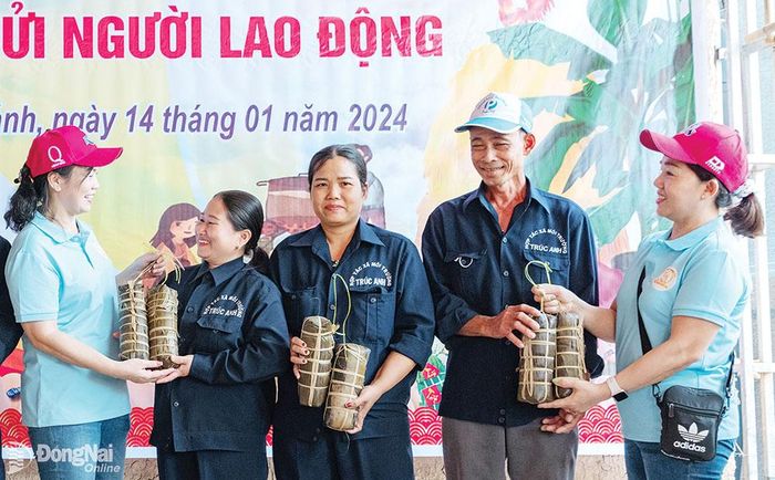 Ban tổ chức trao những đòn bánh tét nghĩa tình đến người lao động