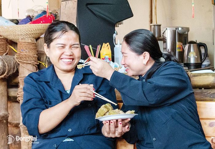 Công nhân HTX Môi trường Trúc Anh phấn khởi thưởng thức bánh tét còn nóng hổi