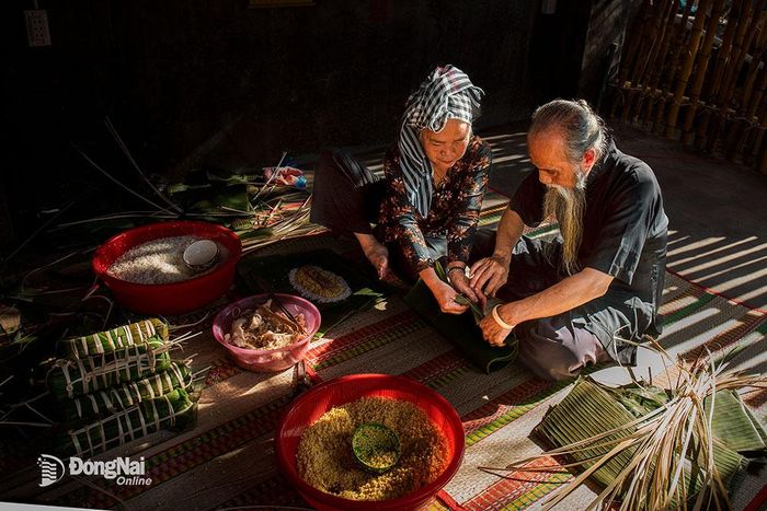 Tấm lòng của mọi người thể hiện qua việc tập trung gói từng đòn bánh tét
