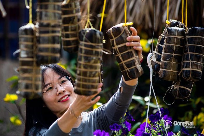 Cô giáo Trường THPT Nguyễn Khuyến (TP.Biên Hòa) tham gia gói bánh, vớt bánh sau khi nấu chín