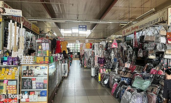 Tầng trên trong nhà lồng chợ Biên Hòa rất vắng khách
