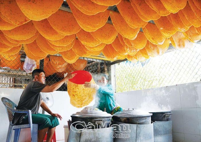 Bánh phồng tôm truyền thống vàng ươm treo đầy giàn xứ Hàng Vịnh, Năm Căn.