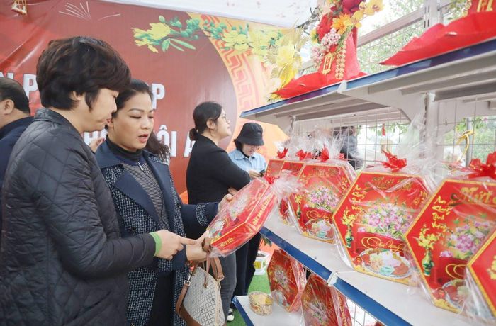 Khách hàng lựa chọn sản phẩm mứt Tết của làng Nội Am (xã Liên Ninh, huyện Thanh Trì).