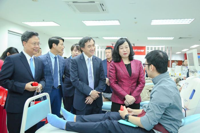 Bộ trưởng Bộ Y tế Đào Hồng Lan cùng các lãnh đạo Bộ Y tế, Viện Huyết học - truyền máu trung ương thăm hỏi, động viên người hiến máu.