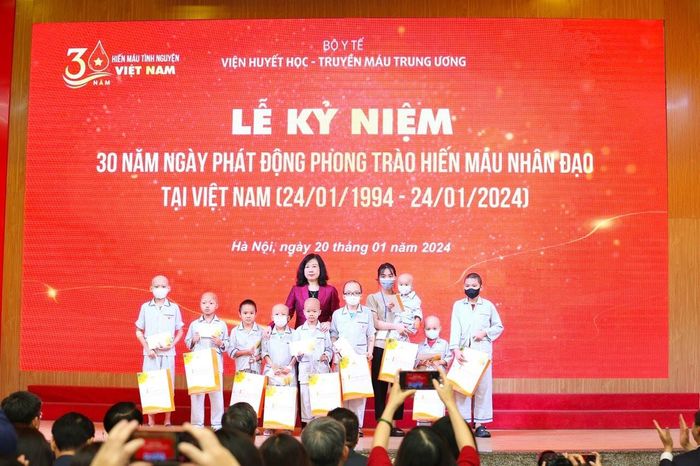 Bộ trưởng Đào Hồng Lan tặng quà cho các bệnh nhân điều trị tại Viện Huyết học - truyền máu trung ương.