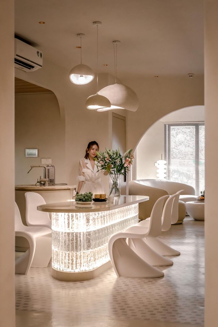 Chủ nhà chọn màu sắc chủ đạo là kem. Sự lựa chọn này tăng độ khó và tốn thêm thời gian khi tìm đồ nội thất.