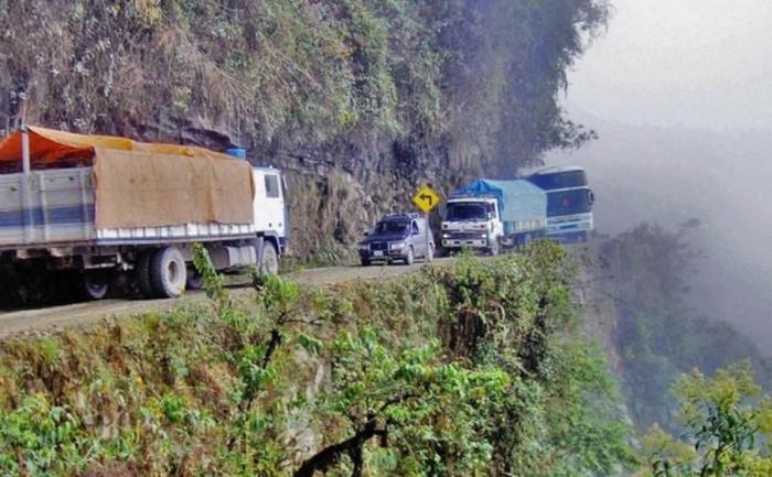1. Cung đường Bắc Yungas nối La Paz đến Coroico, còn gọi là cung đường Grove, hay như nhiều tài xế vẫn gọi là cung đường Tử Thần, nằm ở phía đông bắc La Paz thuộc vùng Yungas ở Bolivia