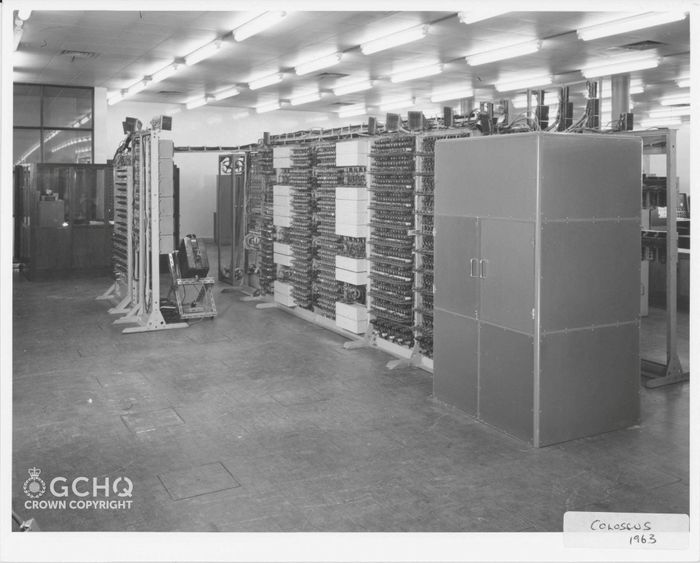  Colossus cao hơn 2 m, gồm 2.500 ống chân không để tạo ra các cổng logic (logic gate). Ảnh: GCHQ. 