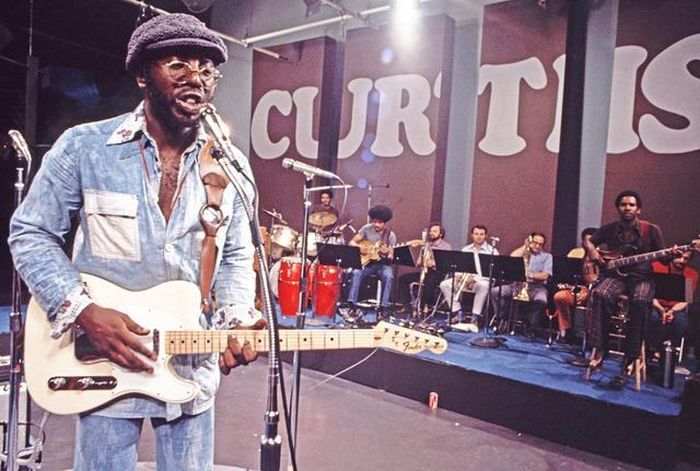 Curtis Mayfield là nghệ sĩ có ảnh hưởng lớn tới lối chơi guitar của Jimi Hendrix
