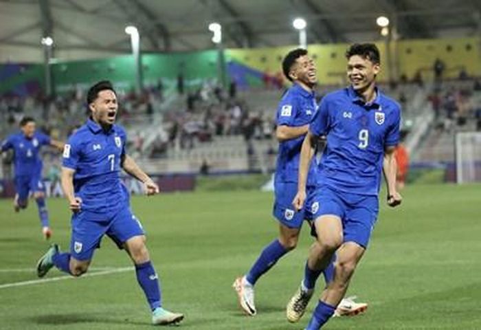 Tiền đạo Supachai (số 9) lập cú đúp trong chiến thắng 2-0 của Thái Lan trước Kyrgyzstan. Ảnh: AFC