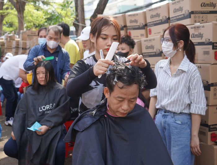  Công nhân được cắt tóc miễn phí 