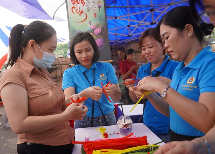  Công nhân tham gia làm hoa đào 