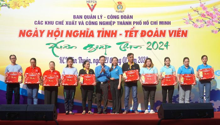  Tặng quà chăm lo công nhân khó khăn 