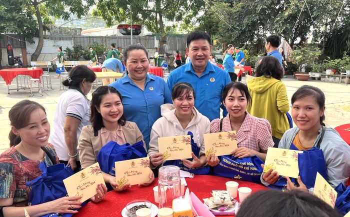  Phó Chủ tịch LĐLĐ TPHCM Lê Thị Kim Thúy trao quà tết đến đoàn viên nghiệp đoàn 
