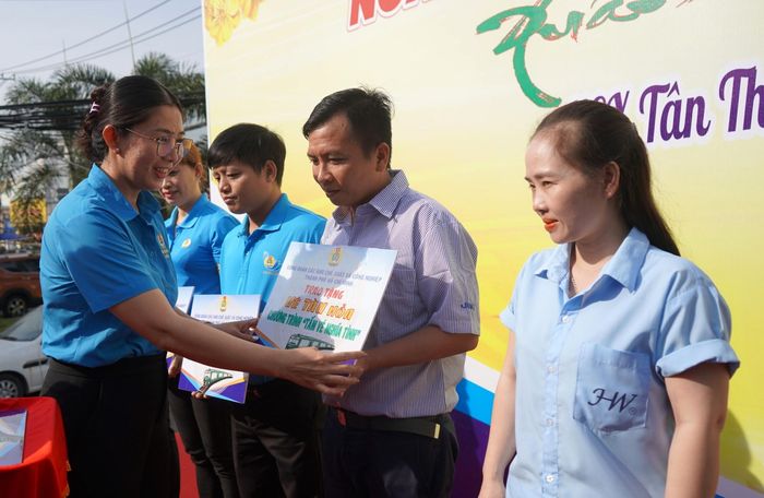  Tặng vé máy bay đến công nhân tại KCX Tân Thuận 