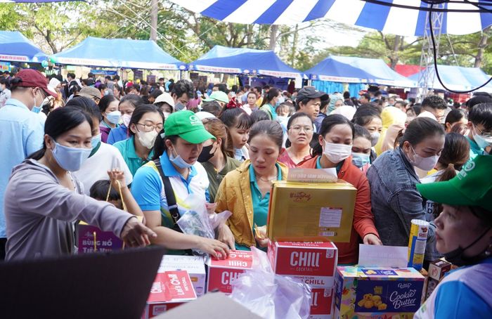  Công nhân mua sắm tết tại chương trình “Ngày hội nghĩa tình – Tết đoàn viên” do Công đoàn các KCX-CN TPHCM tổ chức 